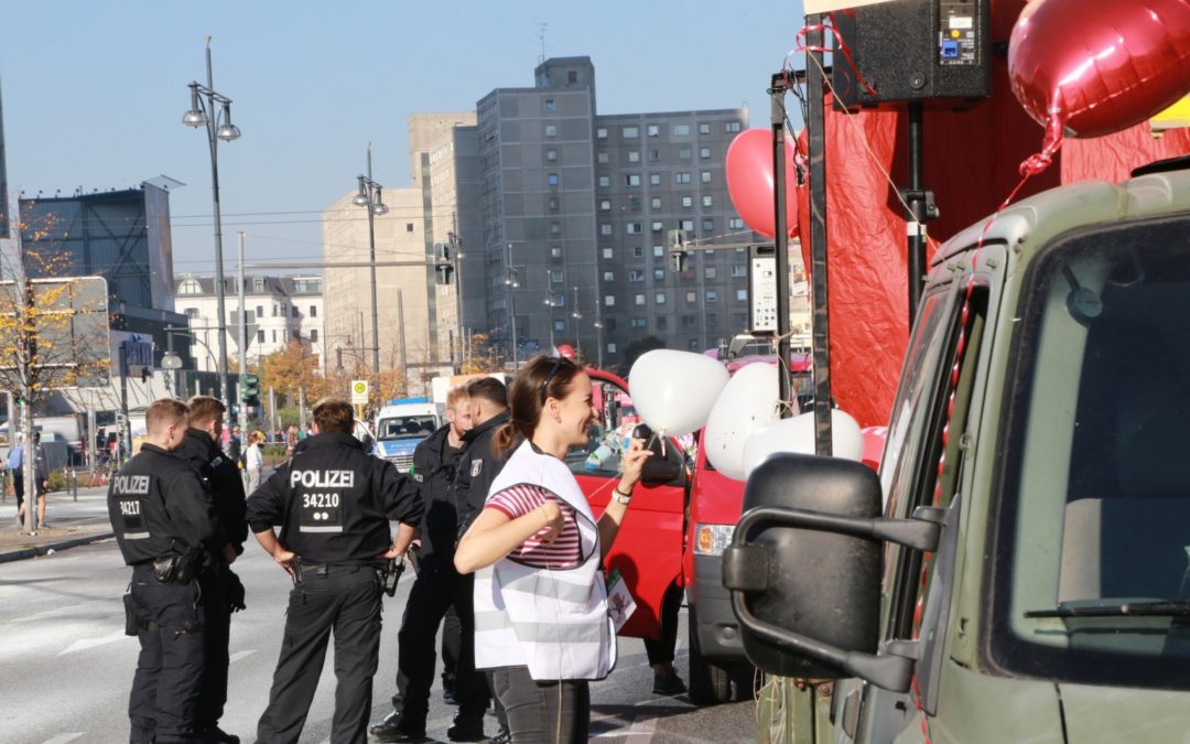 Berliner Polizei erkennt an: Einsatz von Zivilpolizist*innen auf der #unteilbar-Demo 2018 war rechtswidrig.