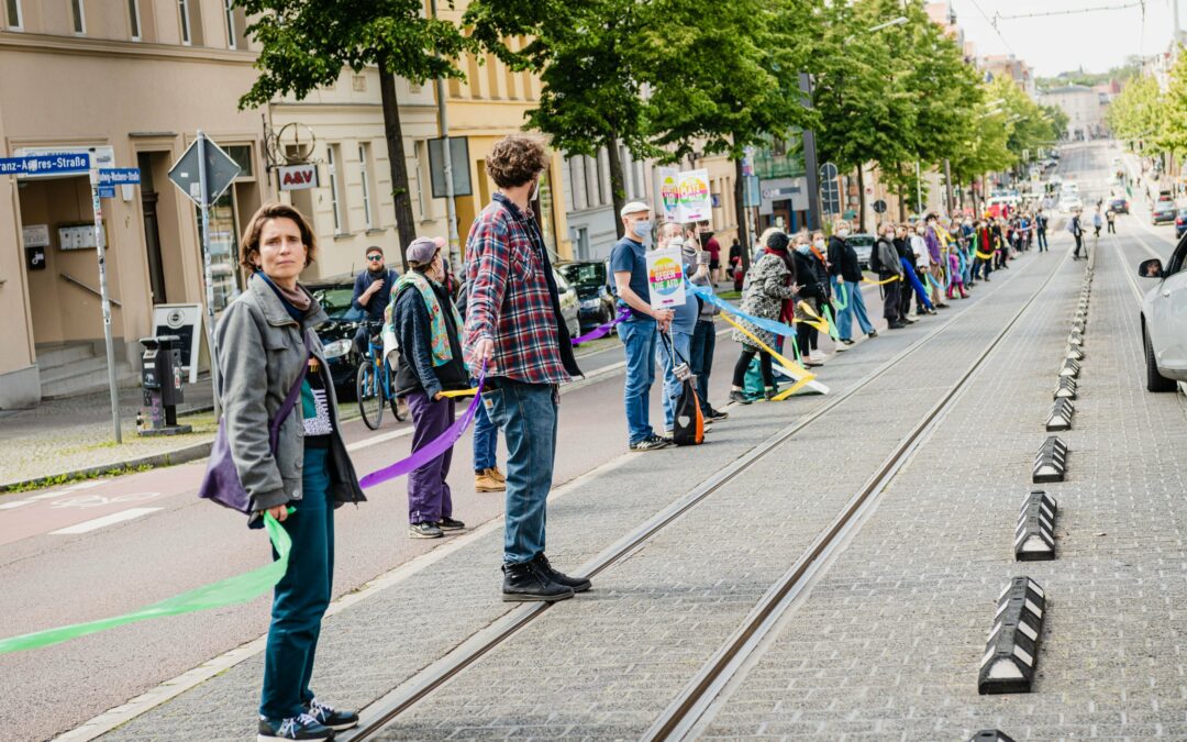 Rund 2.000 Menschen beim #BandderSolidarität von #unteilbar Sachsen-Anhalt am 29.05. in Halle